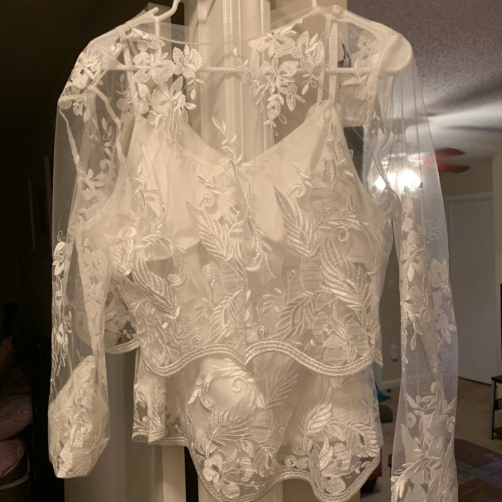 Beautiful lace white skirt set. Xl fits like a m